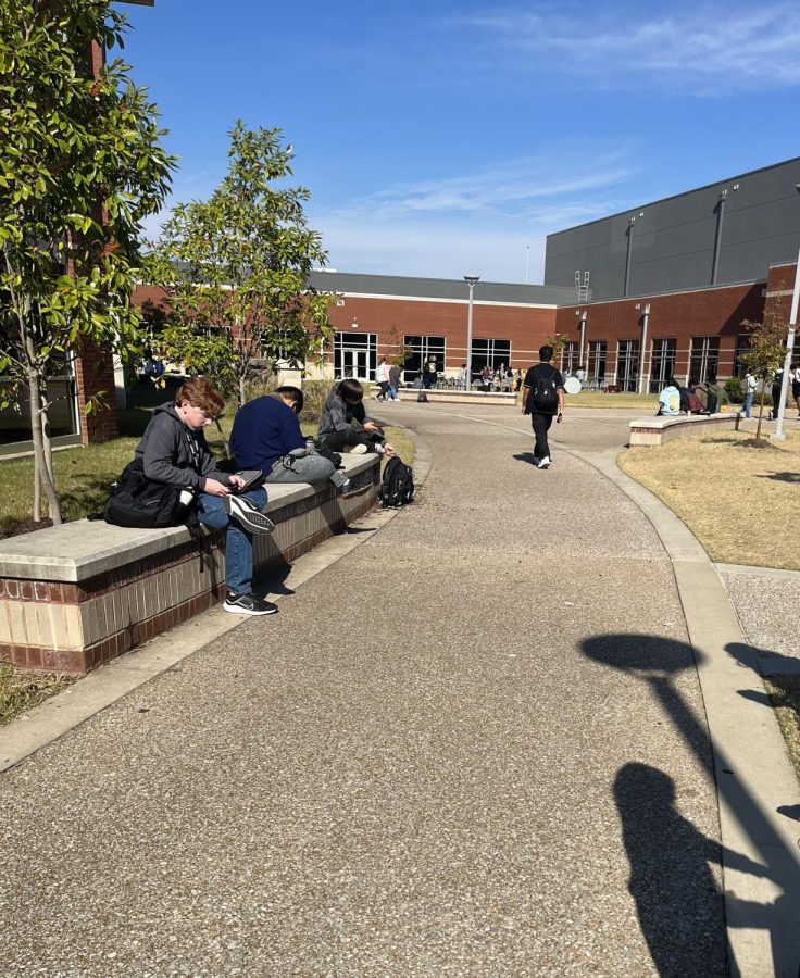 Photo of students eating their lunches in the courtyard. Most students use this time as a break to decompress before heading back to class. (Photo credit: Griffin Scoggins)